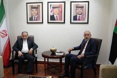 عراقجي يلتقي نظيره الأردني ويؤكدان على وقف الجرائم الإسرائيلية