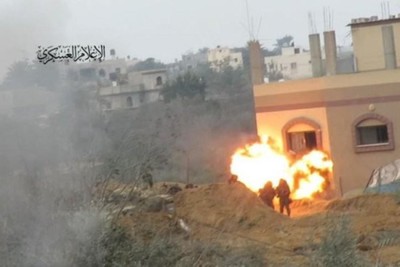 القسام يفجر منزلا مفخخًا تحصنت به قوة صهيونية في مخيم جباليا