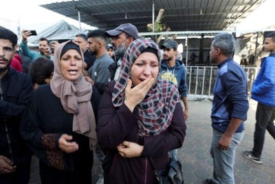 شهداء ومصابون في قصف إسرائيلي على خيام النازحين في دير البلح وخان يونس
