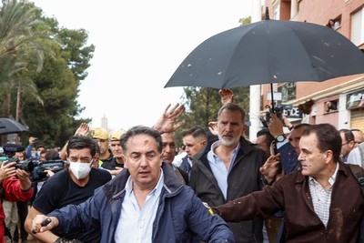سیل‌زدگان خشمگین با کلوخ از پادشاه اسپانیا استقبال کردند