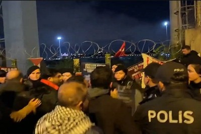 Turkish youth raided a German ship carrying ammunition to the Zionist regime