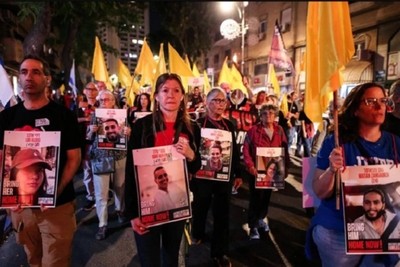 Families of Israeli prisoners hold anti-Netanyahu demonstration