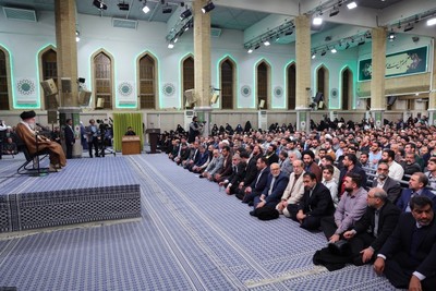 السيد خامنئي: الشعب الإيراني سيسحق كل من يقبل أن يصبح مرتزقة للولايات المتحدة