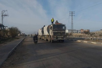 شاحنات مساعدات غذائية وطبية تصل إلى معبر رفح تمهيداً لدخولها إلى قطاع غزة