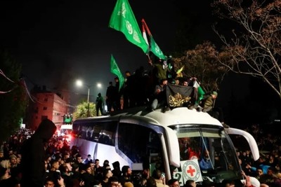 تحرير 90 أسيراً فلسطينياً في أول أيام التبادل.. والاحتفالات تعم الضفة الغربية