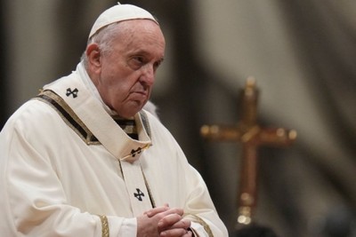 Pope slams Trump's deportation plans, calling them a "disgrace"