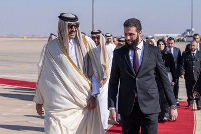 أمير قطر يصل إلى دمشق كأول زعيم عربي يزورها منذ سقوط النظام