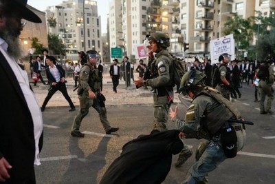 Haredi Zionists Against Military Service Clash with Israeli Police in Jerusalem