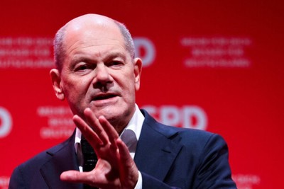 Olaf Scholz, the German Chancellor, has expressed his dissatisfaction with Trump's request for Ukrainian rare earths in exchange for military assistance. 
