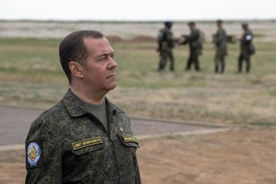 Medvedev's Dismissal of Ukraine's Territorial Exchange Proposal: A Dangerous Path to Stalemate