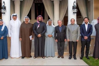 الرئيس المصري، عبد الفتاح السيسي، يغادر السعودية بعد مشاركته في اجتماع غير رسمي لبحث القضية الفلسطينية مع قادة دول الخليج والأردن.