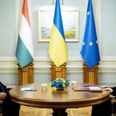 المجر واللعب على حافة السكين!