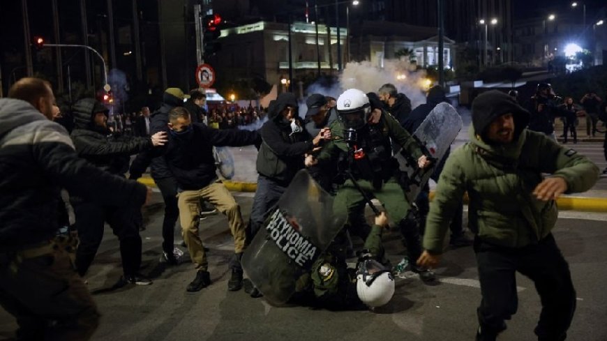 Greece, violent clashes between police and demonstrators over train accidents