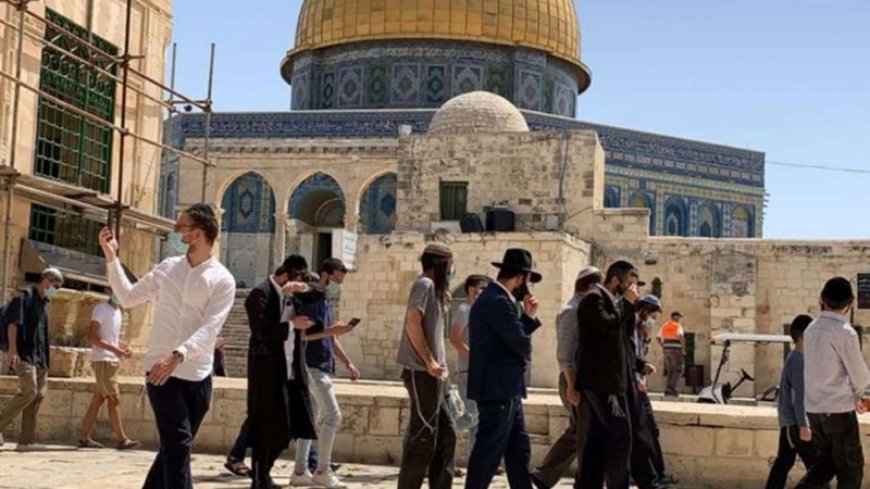 Dozens of settlers invaded the al-Aqsa mosque