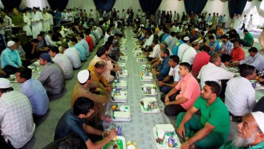 Algeria, thousands at the celebration of Iftar