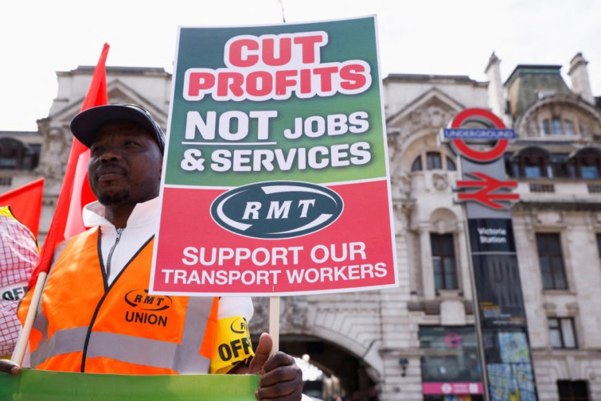 England: 'Unions announce new train strikes'