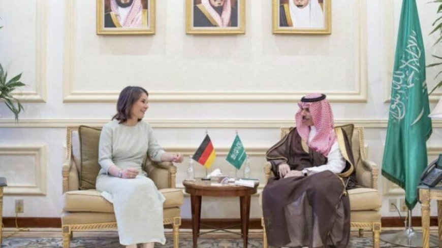 Federal Foreign Minister Baerbock talks to her Saudi counterpart