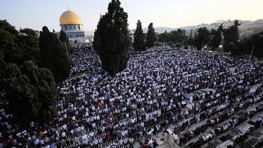 Conducting Friday prayers at the Al-Aqsa Mosque with the participation of 50,000 Palestinians