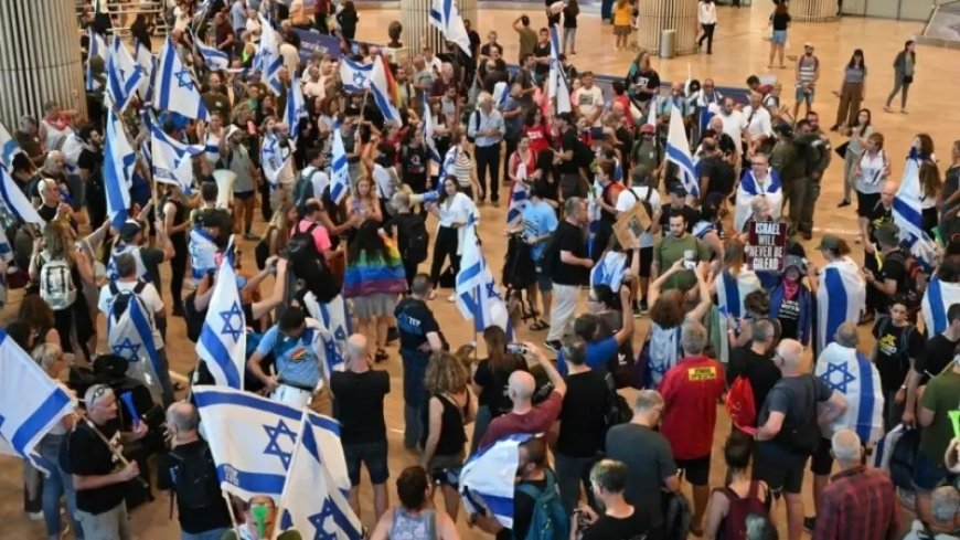 Protest against Netanyahu at Ben Gurion Airport