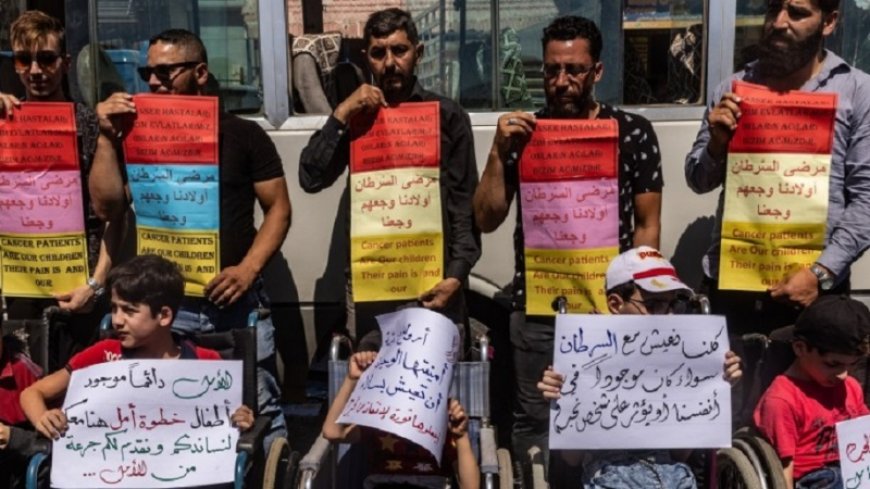 Syrian patients protest at the Turkish border