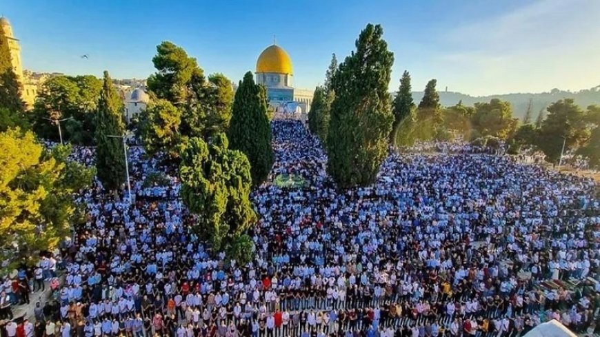 At least 50,000 Palestinians participate in Al-Aqsa Mosque's Friday Prayer