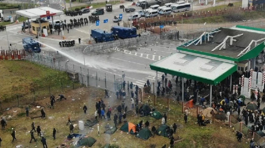 Migrants, Poland uses water cannons on the border with Belarus