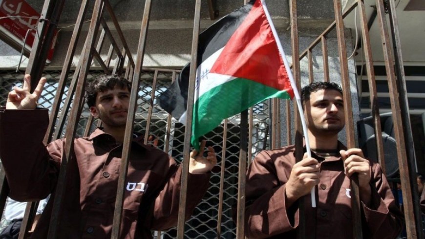 Palestinian prisoners go on hunger strike in Zionist prisons