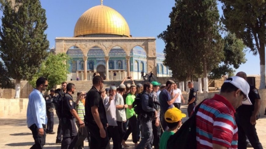 Dozens of Zionist settlers invaded Al-Aqsa Mosque again and desecrated it