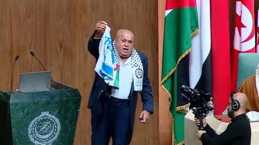 A Jordanian MP burned the flag of the Zionist regime in the Arab League parliament