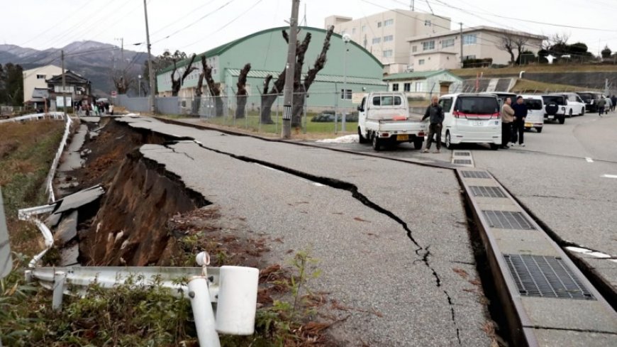 Strong M7.6 earthquake in Noto, Ishikawa Prefecture, collapses buildings and cracks roads