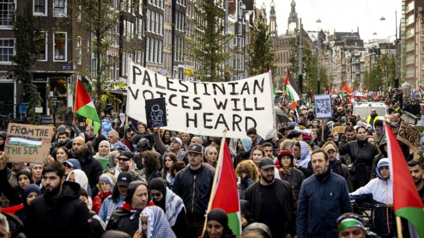 Sit-in by Palestinian supporters at metro stations in the Netherlands