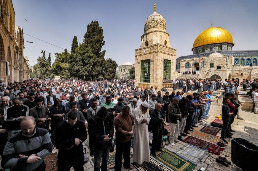 Friday prayer was performed in Al-Aqsa Mosque with the participation of tens of thousands of Palestinians