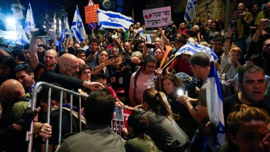 Demonstration in front of the Zionist regime's parliament building against Netanyahu's policies