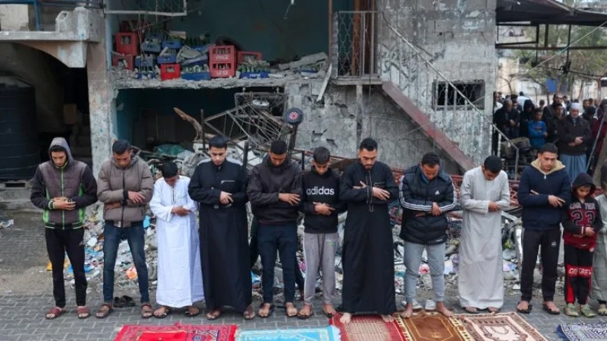 Gazan Muslims pray Eid prayer on rubble, thousands pray Eid in al Aqsa Mosque