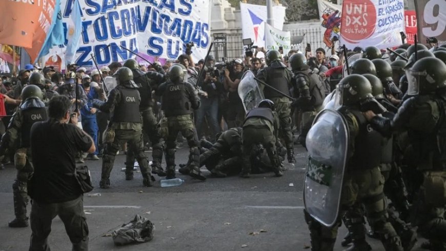 Argentine police confront anti-reform protesters