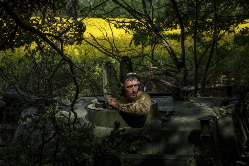 Ukraine Employs Flexible Defense Strategy Amid Waiting for Western Ammunition Supplies