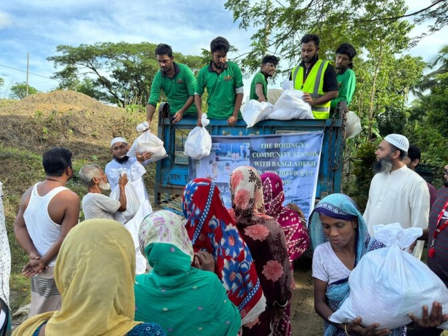 Rohingya refugees bring emergency aid to Bangladesh flood victims