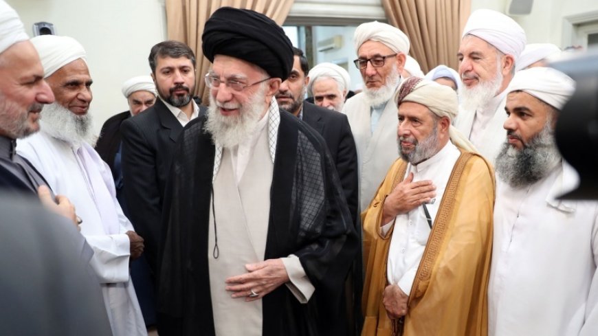 Ayatollah Khamenei in a meeting with the Sunni religious scholars of Iran: Protecting the identity of the Islamic Ummah, a necessary issue