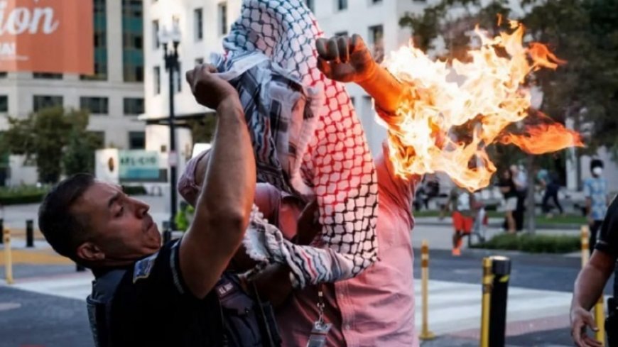 Palestinian supporter sets himself on fire in front of the White House